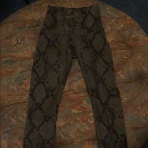 Sz 2 lululemon wunder under capris. High rise